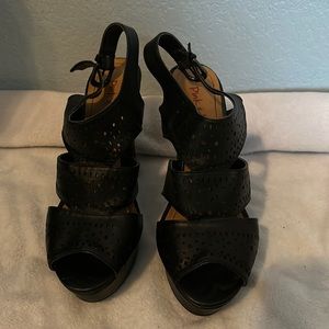 Black straps sandal heels.